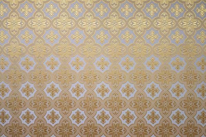 White silk with gold &quot;Chime&quot; width 150 cm