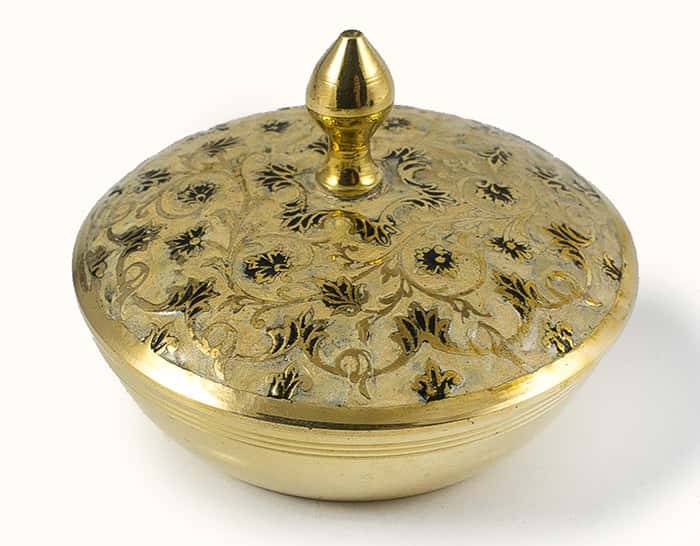 Round brass incense box with white and gold enamel on the lid, 10 x 7 cm, I73 B
