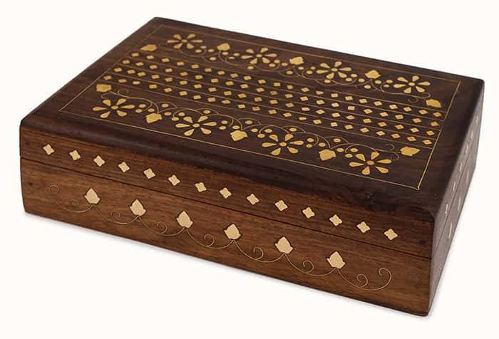 Cutie din lemn pentru păstrarea sanctuarelor, cu incrustație, 20 x 12,5 x 6 cm, I799