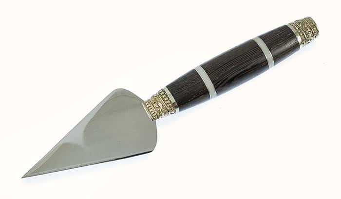 Medium spear made of stainless steel, 19 cm long, blade 4.5 x 7.5 cm