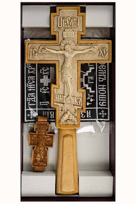 Un set de tonsura dintr-o cruce de lemn de stejar cu inserție de marmură, o cruce de paraman sculptată din stejar și un paraman, într-o cutie.