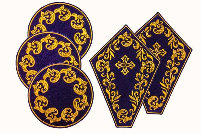 Плат напрестольный  под крест (2 шт. 25 х 35 см) и подсвечник (3 шт. D22 см), комплект, фиолетовый бархат, вышивка золото