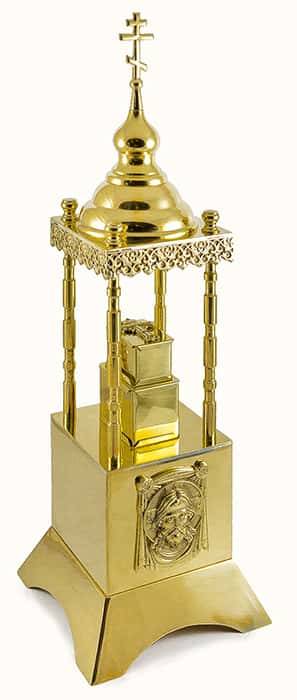 The tabernacle is brass, with casting elements, square, 57 cm high