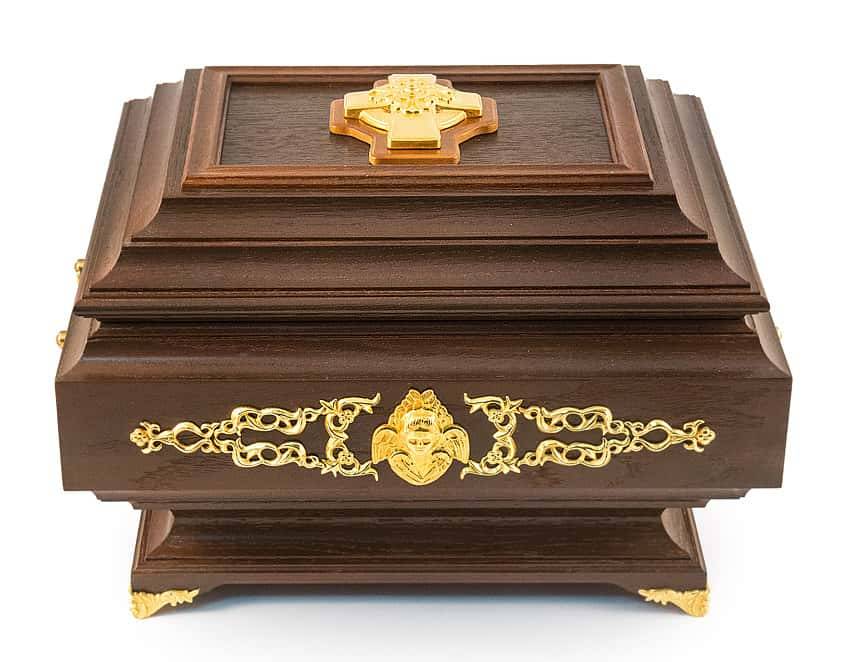 Мощевик - ковчег деревянный на 40 частиц, из дуба, с ажурными латунными позолоченными накладками и иконой Троицы, высотой 26,5 см